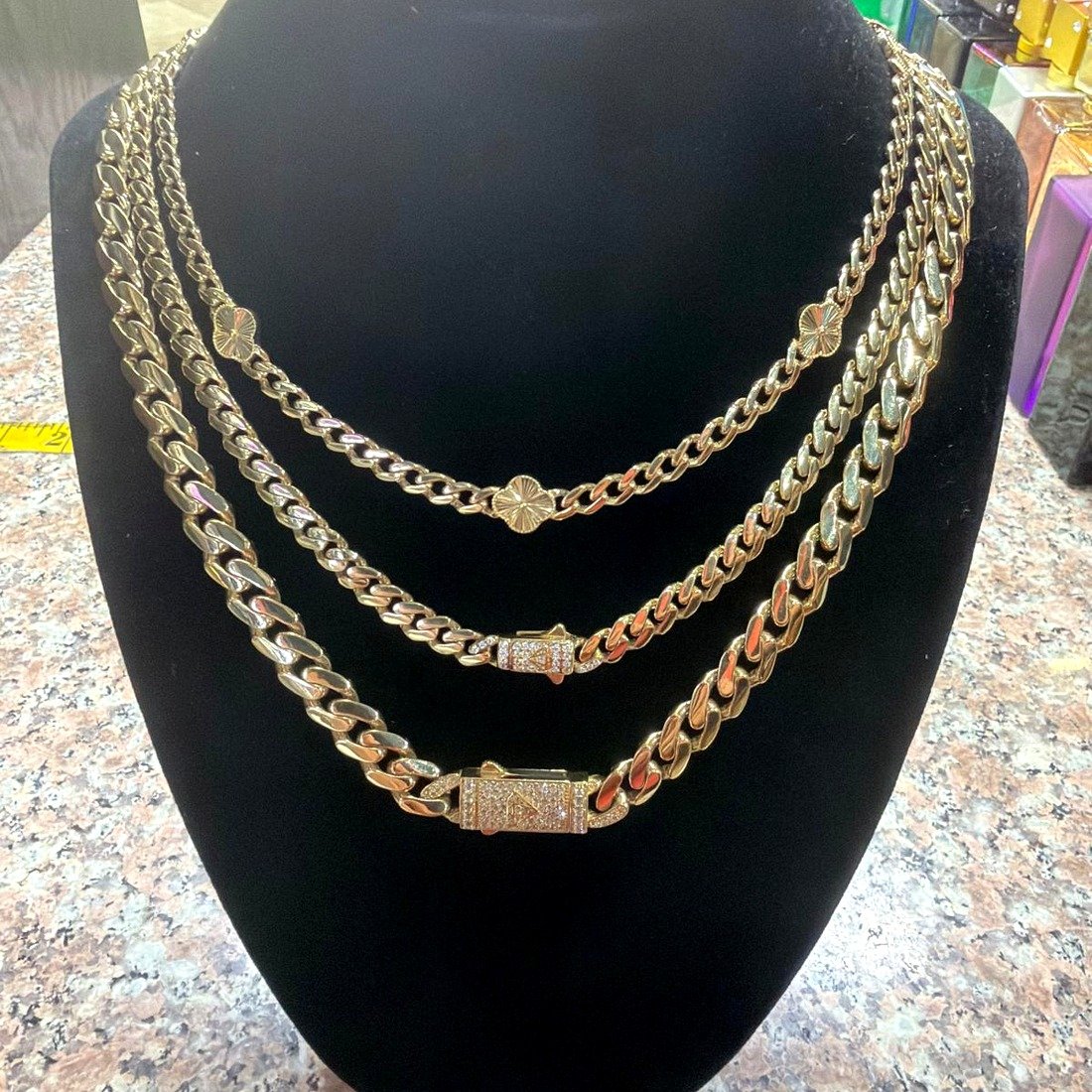 Fotos reales del local · cadenas premium