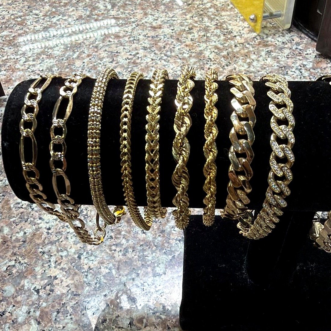 Fotos reales del local · pulseras y eslabones